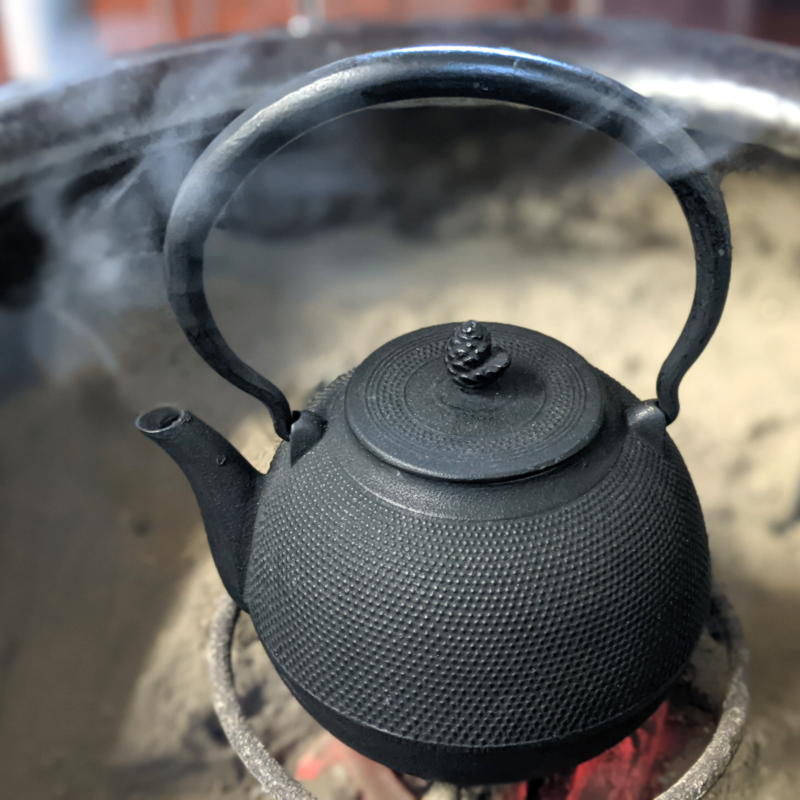 南部鉄瓶 日の丸あられ型 1L – 【火鉢専門通販ショップ】火鉢.shop 増田屋