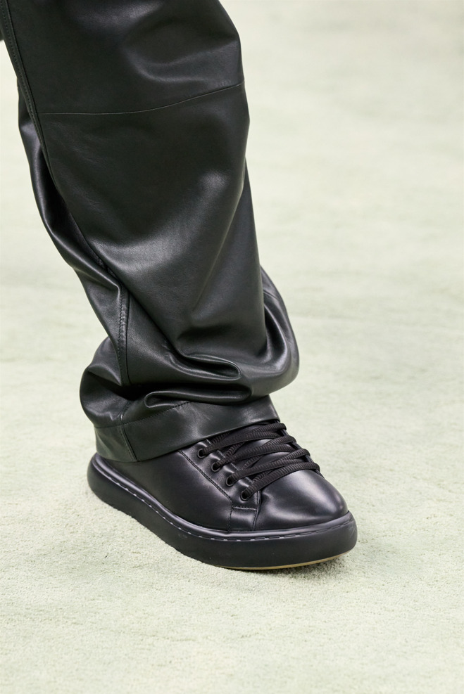 BOTTEGA VENETA、2022年ウィンターコレクション新作「ピロースニーカー