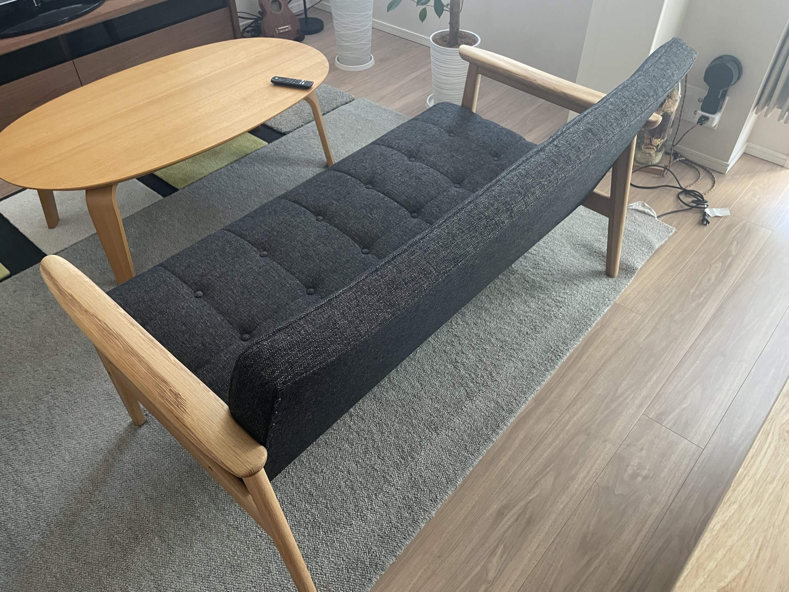 ウィスキーの熟成をソファーで味わえる。カリモクKチェア2シーター