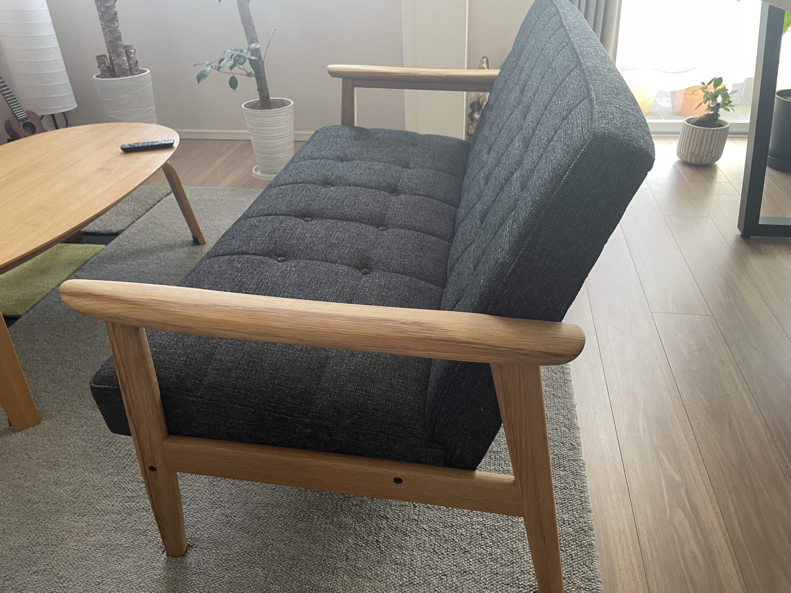 ウィスキーの熟成をソファーで味わえる。カリモクKチェア2シーター