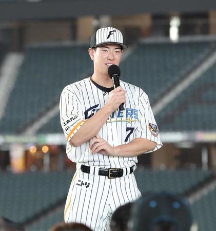 日本ハム 球団創設50周年ユニ披露 背番号は異例の全員「100