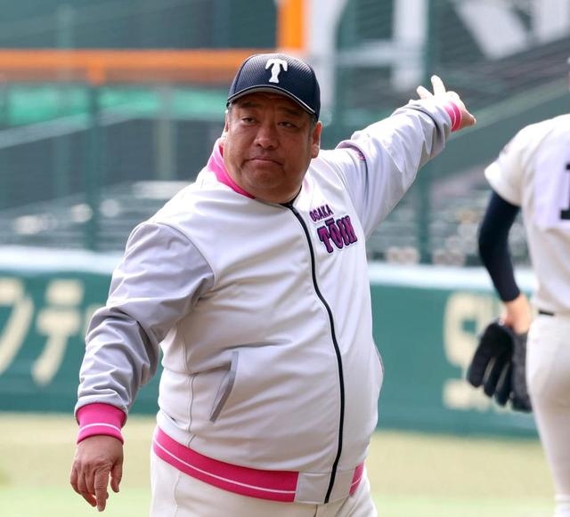 大阪桐蔭・西谷監督「ビックリ」ピンクのグラコンで登場「ちょっと50