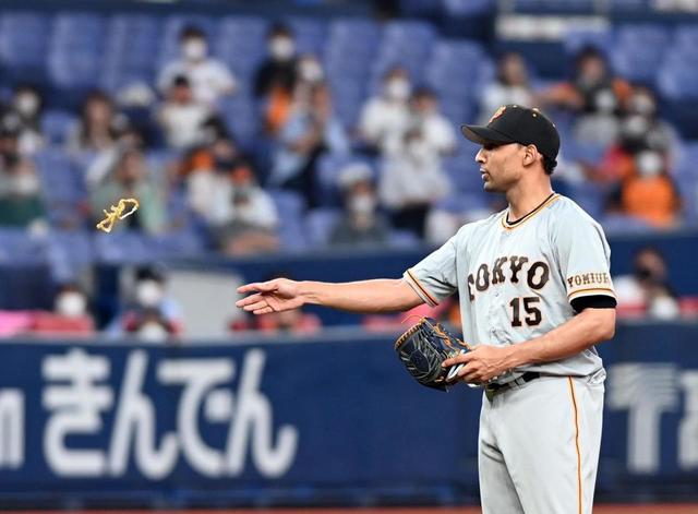 リズム崩れた？巨人 サンチェスの金のネックレスが“退場”直後に適時打