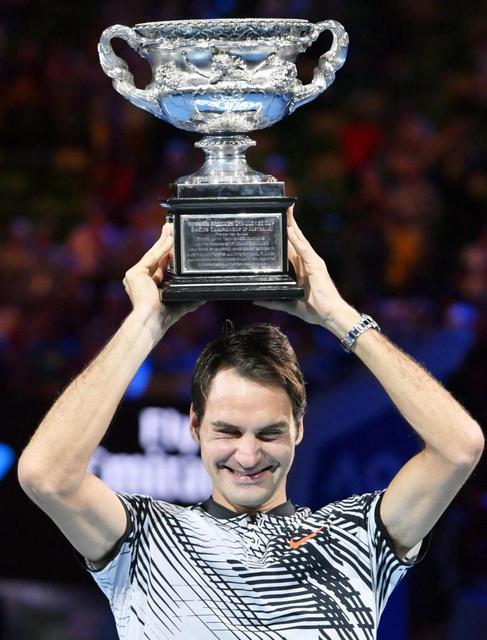 フェデラーが7年ぶり5度目の全豪V ナダルとのフルセットの死闘制す