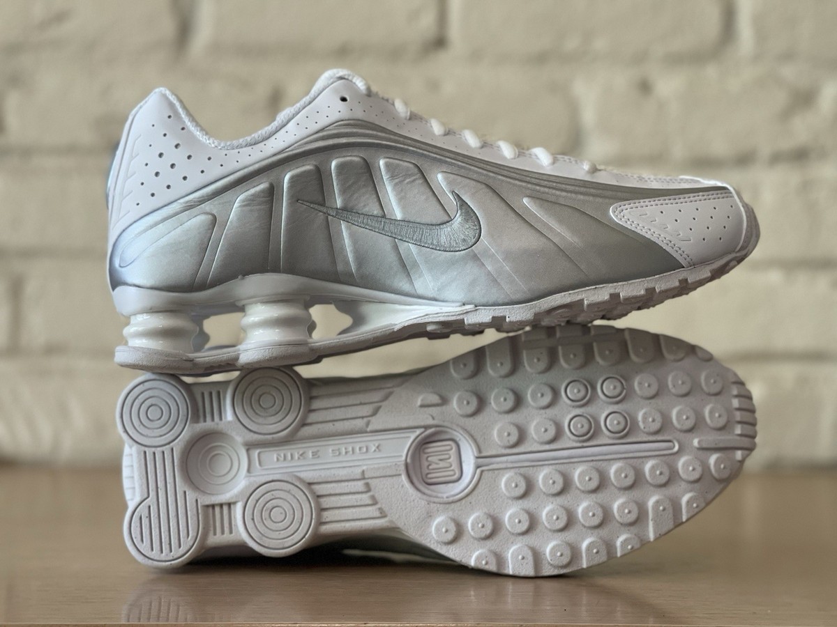 Nike Shox R4 White Metallic Silver Shoes HQ1988-101 Men Size 9.5