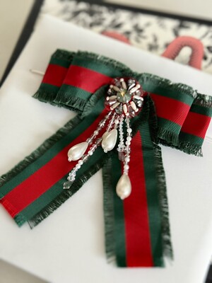 Authentic GUCCI Red Green Grosgrain Bow Brooch Pin With Pearls And