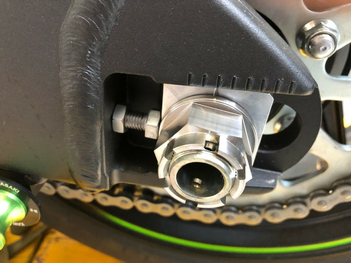 KAWASAKI ZX6R 2000-2021 REAR AXLE CASTLE FLANGED NUT TITANIUM