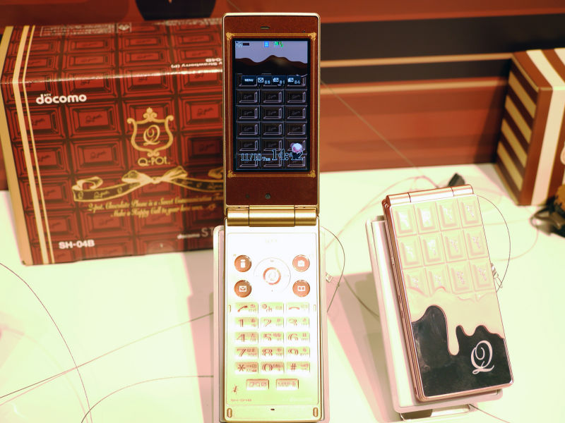 甘くとろけそうな携帯電話、板チョコをモチーフにしたNTTドコモの携帯
