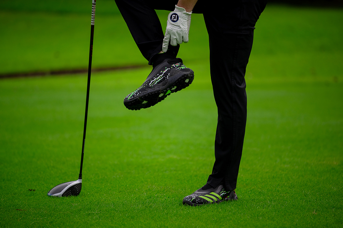 アディダス「コードカオス レースレス グリッチ」を試し履き 靴ひもが