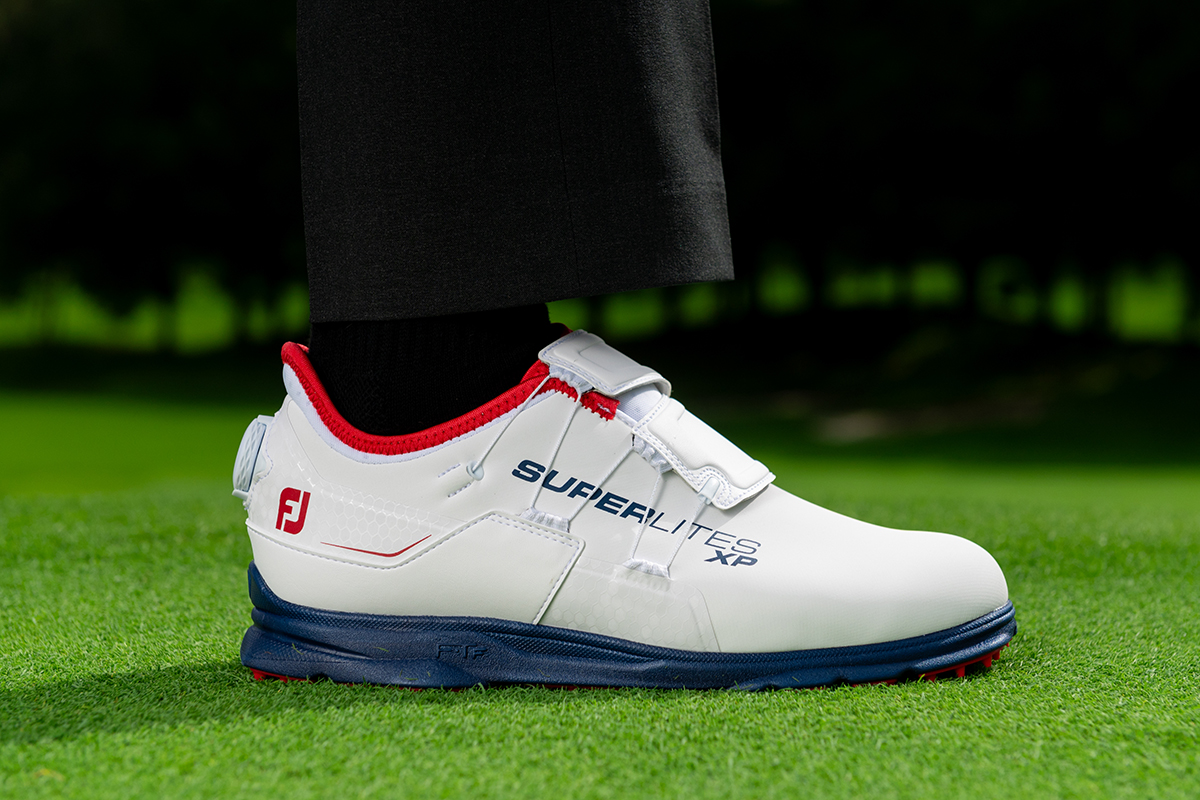 フットジョイ「スーパーライト XP ボア」を試し履き その軽さ“キャベツ