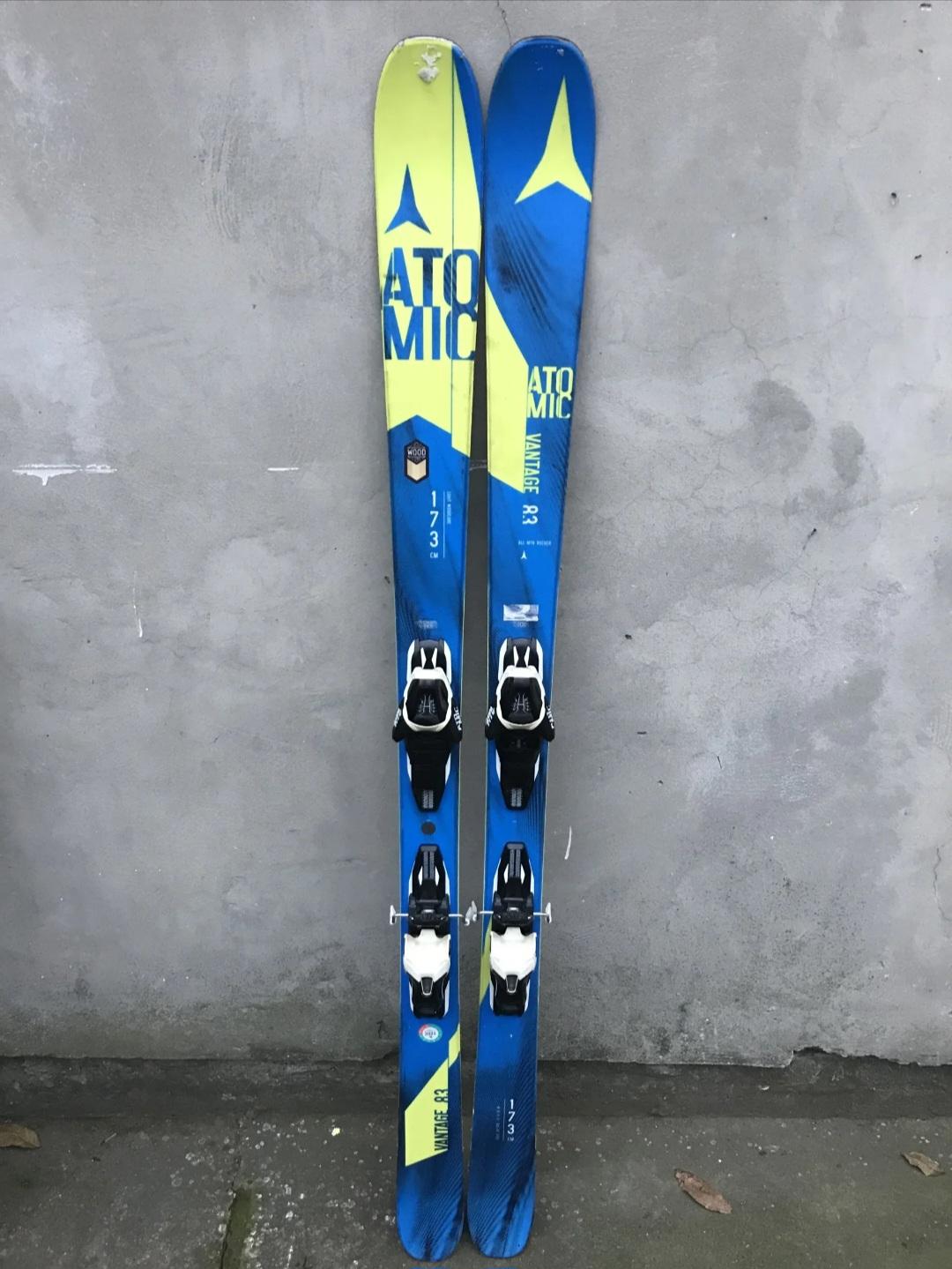 誰か、これらのアトミックが何年のモデルか教えてくれない？何か意見