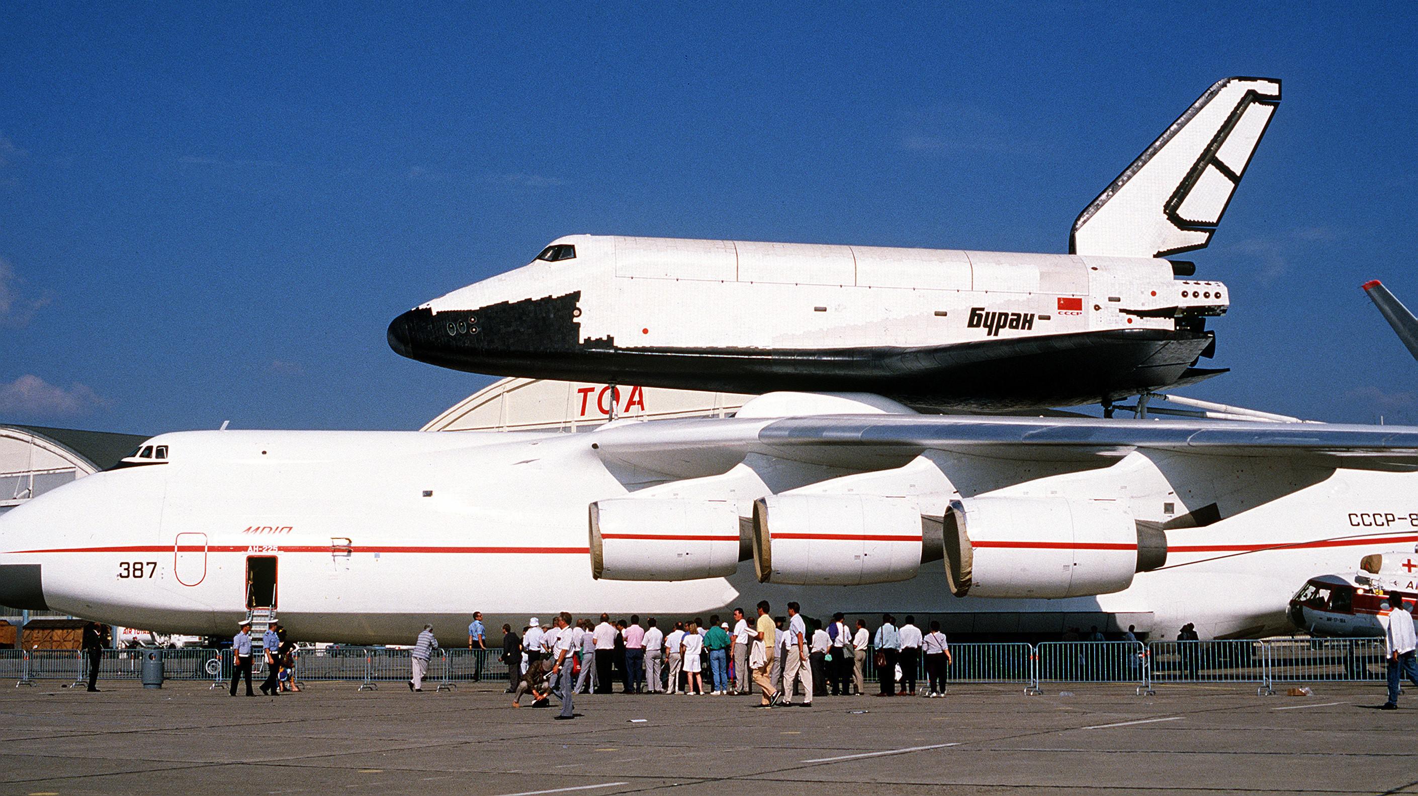 ソ連のスペースシャトル「ブラン」が、輸送機アントノフ225の上に