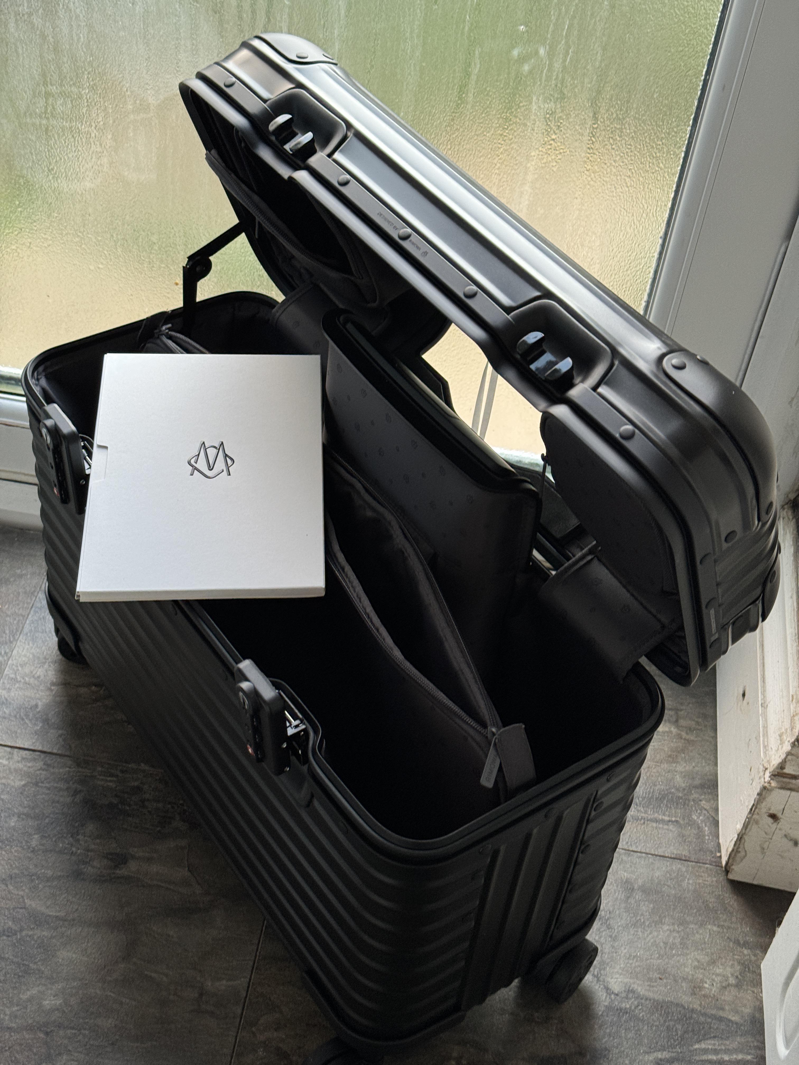 黒のリモワトパーズパイロットケースの誇らしいオーナー🙌🏻 : r/Rimowa