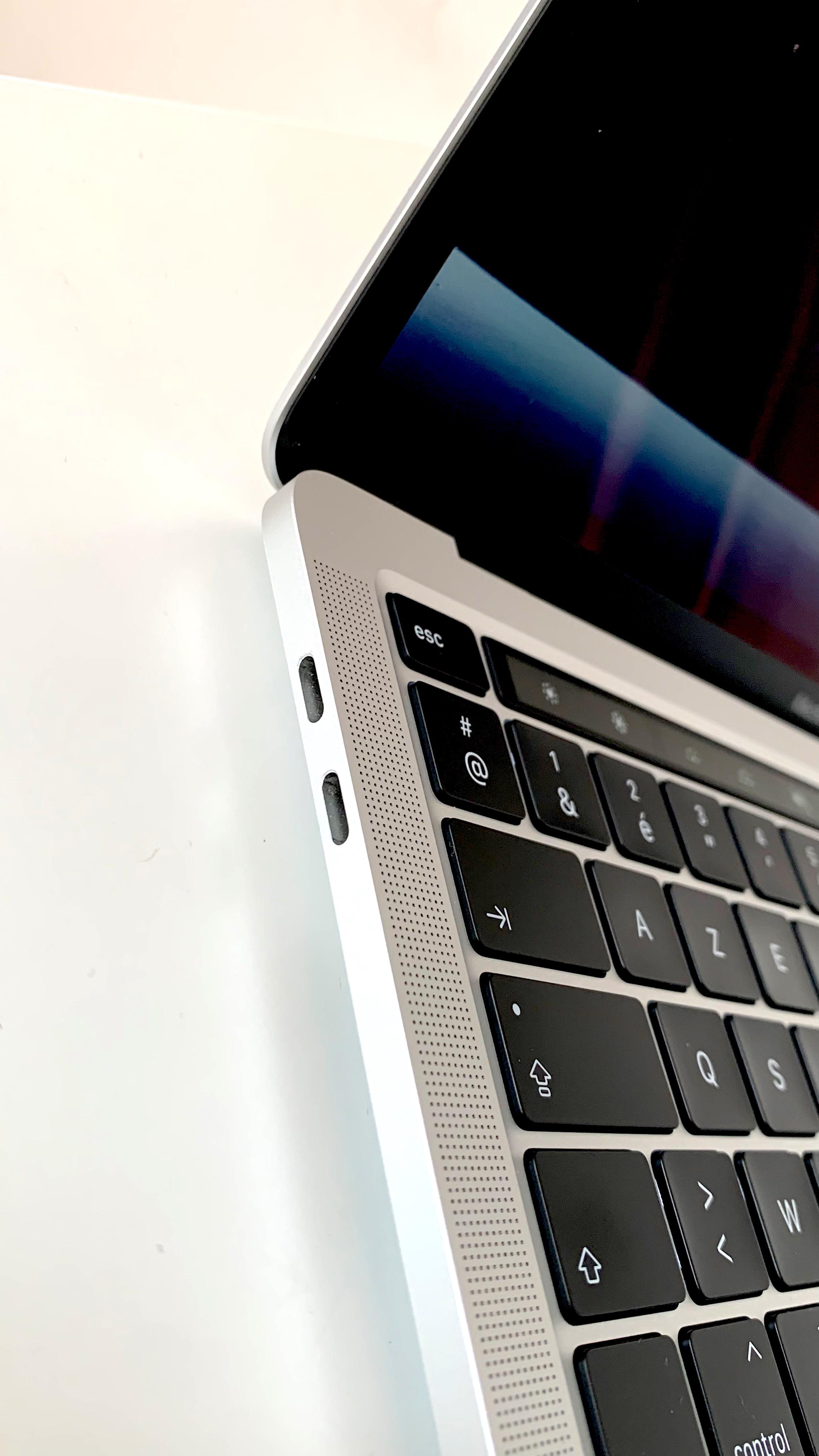 誰か、MacBook Pro 2020 13インチにおすすめのUSBハブを教えてくれませ