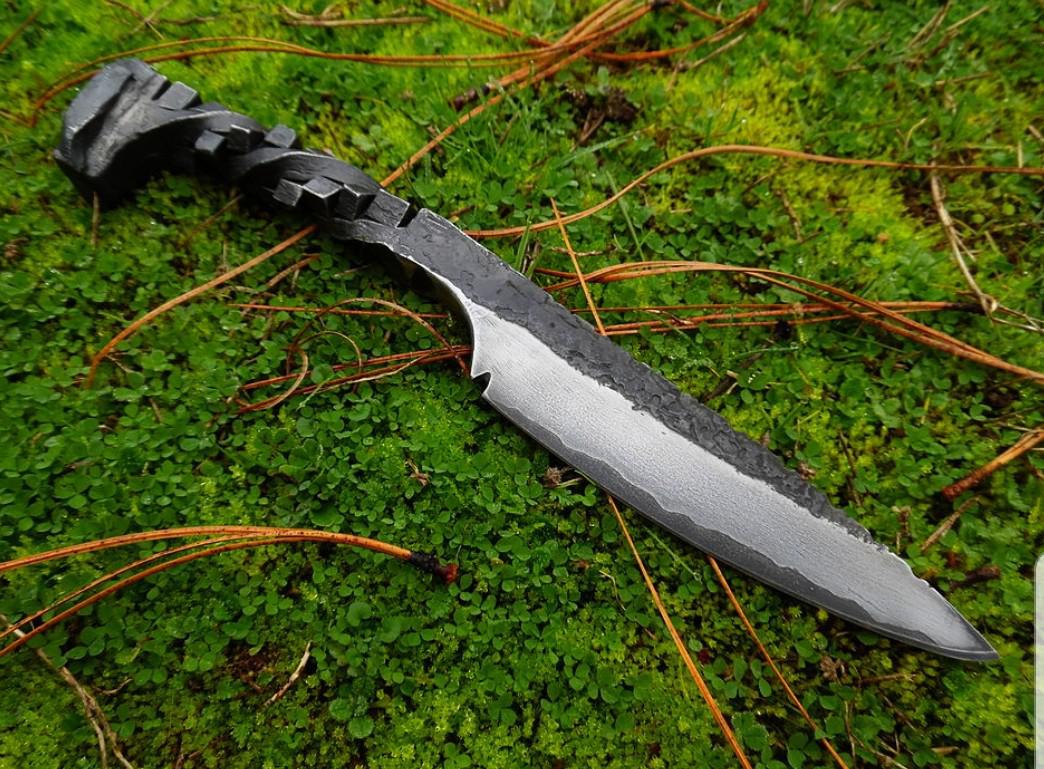 我锻造的San Mai 铁路钉刀。刀刃的核心是5160 钢。保持刃口非常锋利