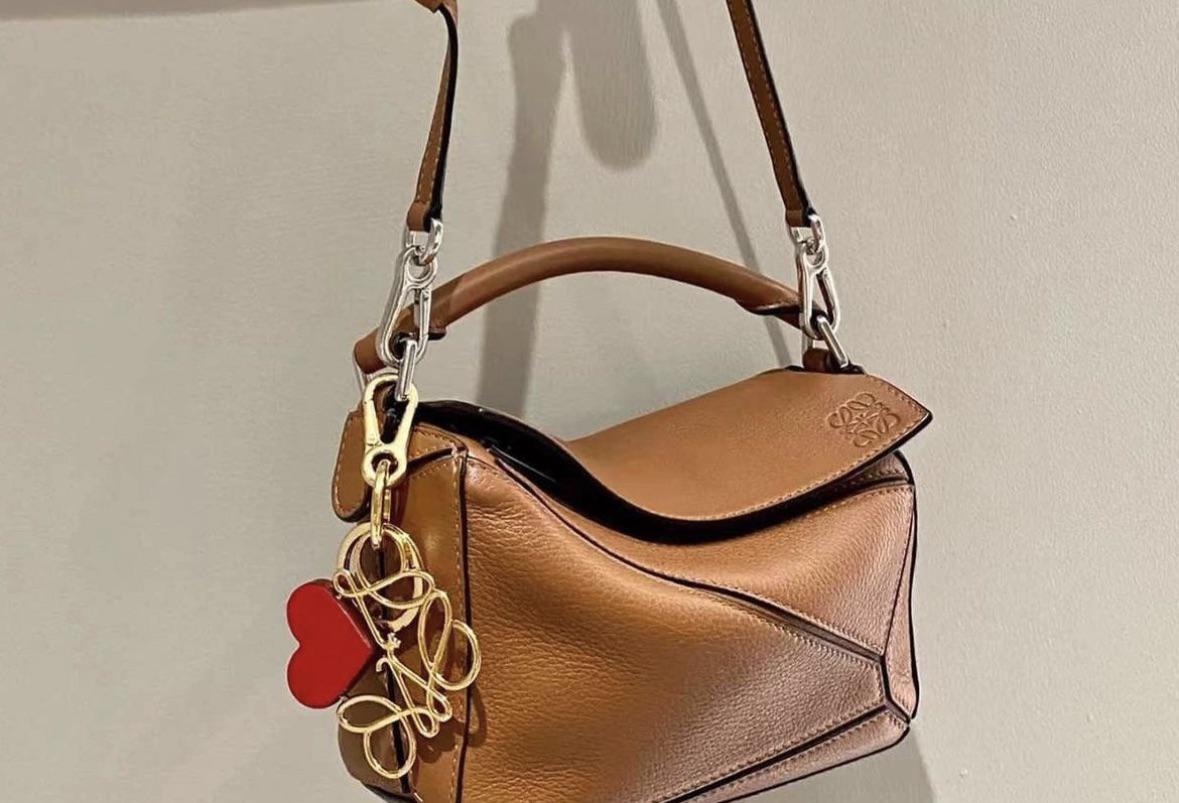 探してるもの：このロエベのバッグチャーム！ : r/handbags