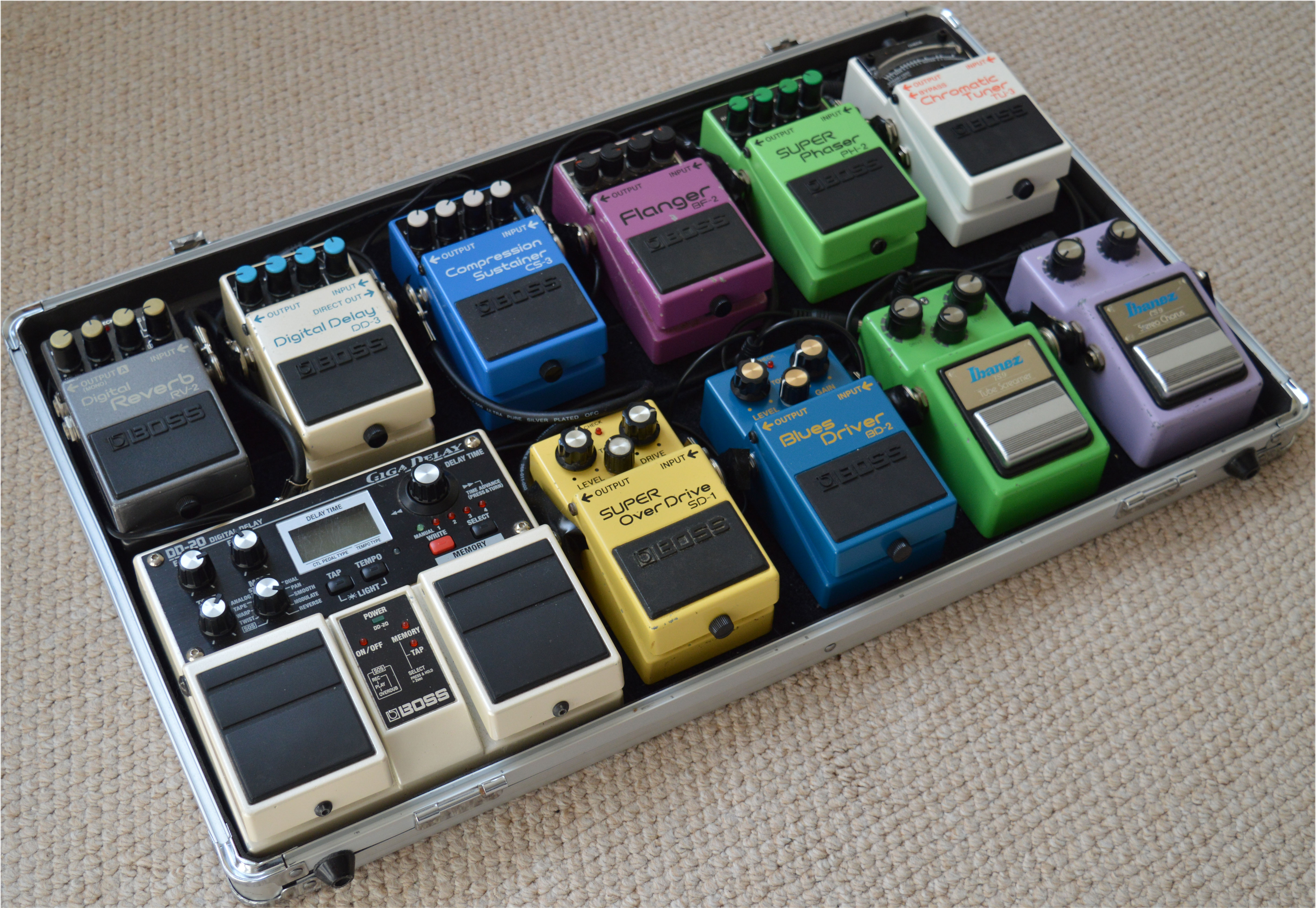 My vintage 80s/90s Boss/Ibanez pedal board : r/guitars