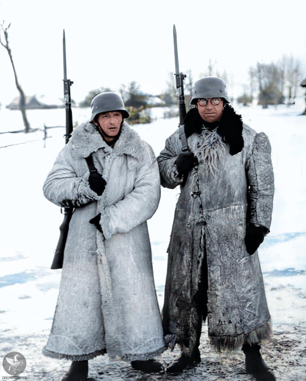 東部戦線で、標準的な冬用衣料がないため毛皮のコートを着ている2人の