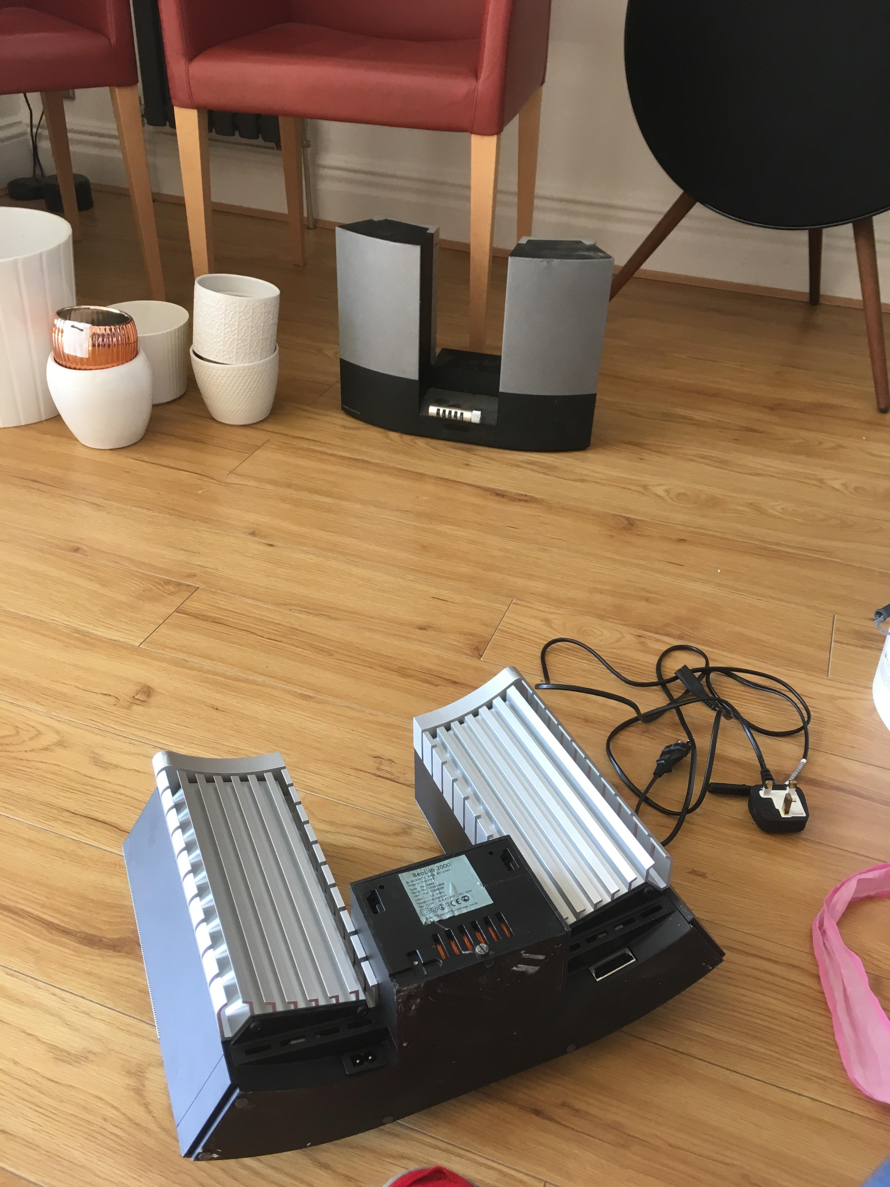 BeoLab 2000を2つ買ったんだけど。どうやって繋いで使うのがいいの？A9