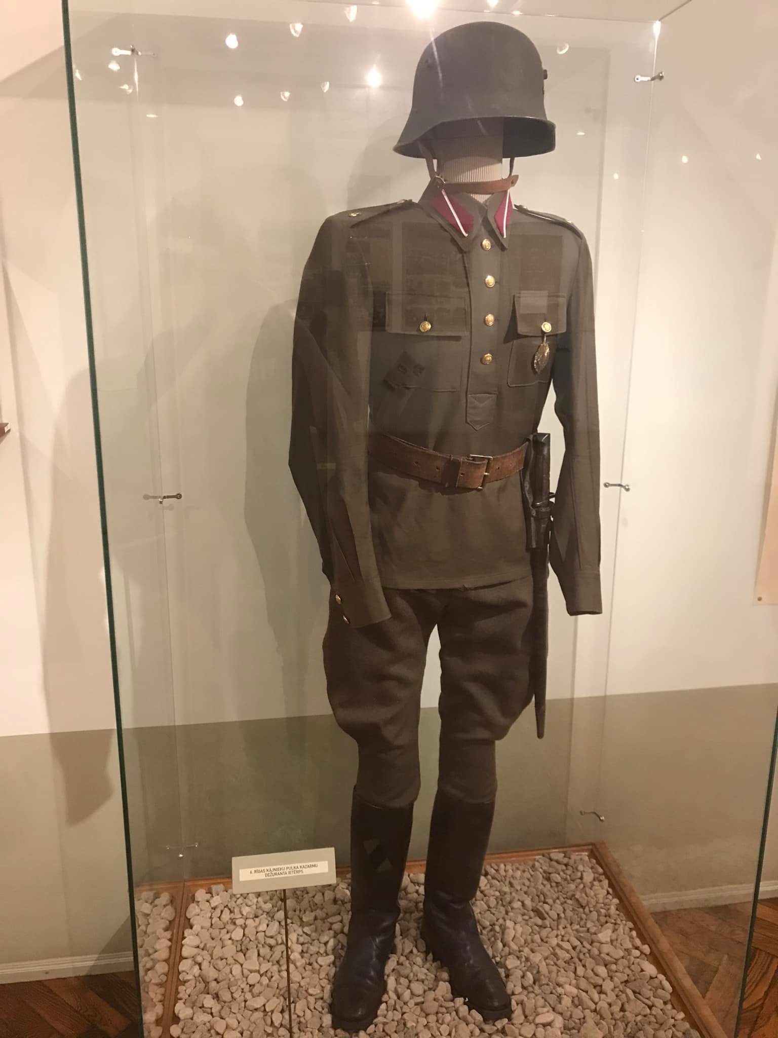 1930年代のラトビア歩兵の制服。ラトビア戦争博物館 : r/uniformporn