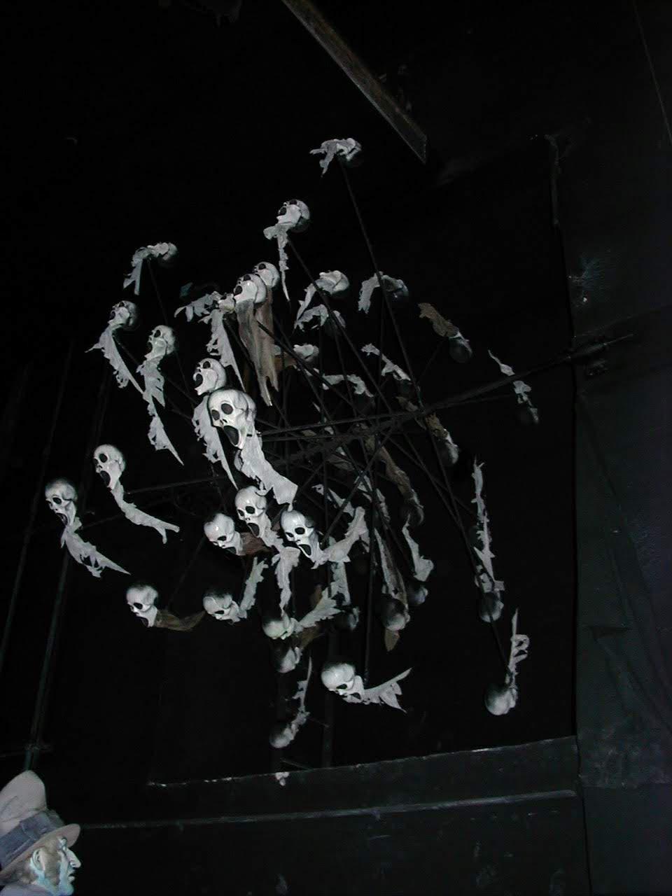 ホーンテッドマンションのボールルームのオルガン奏者の舞台裏写真