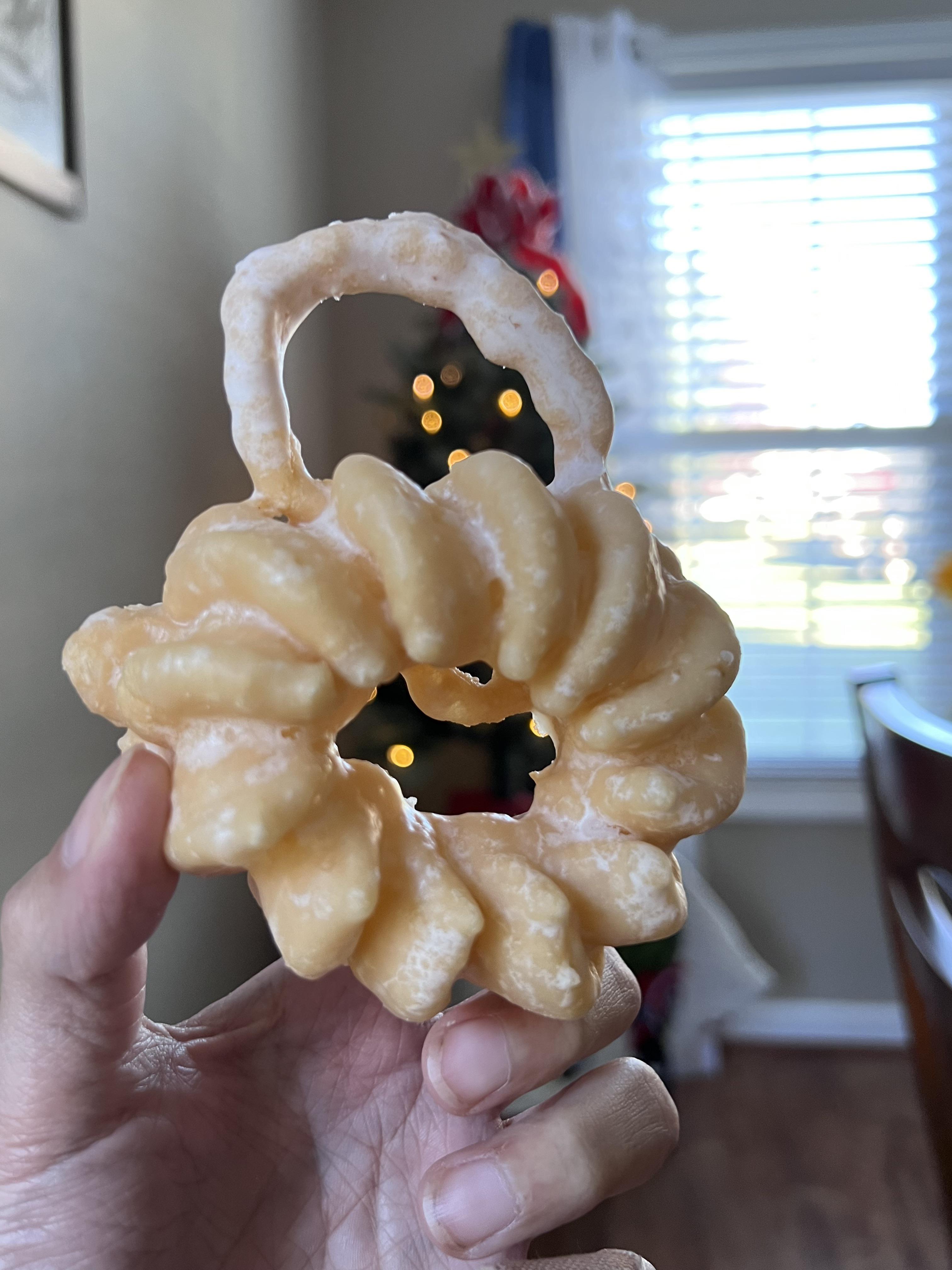 変な形のダンキンドーナツの飾り。 : r/mildlyinteresting