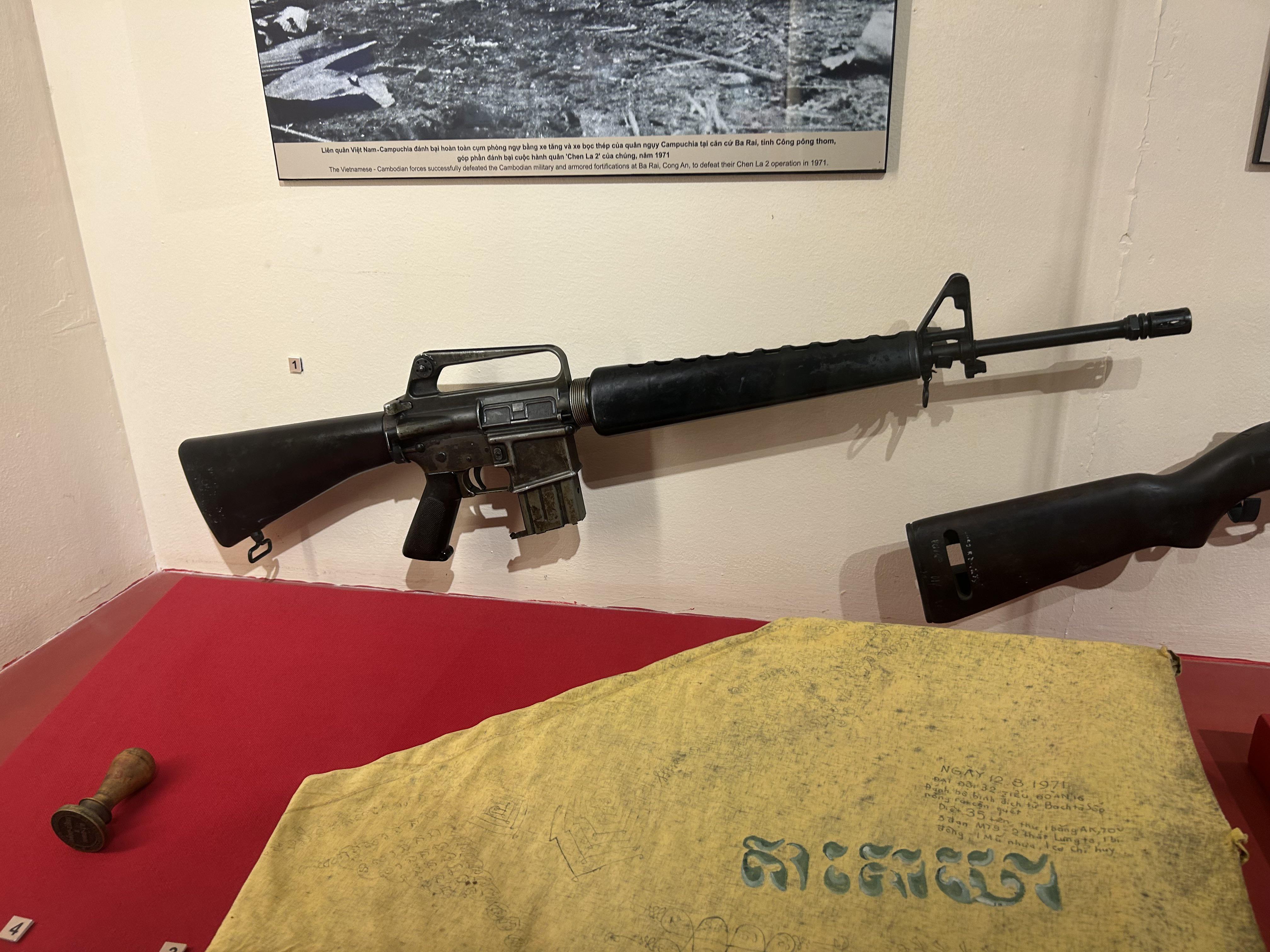 ベトナム戦争で鹵獲されたM16。1971年にカンボジアでベトコン兵