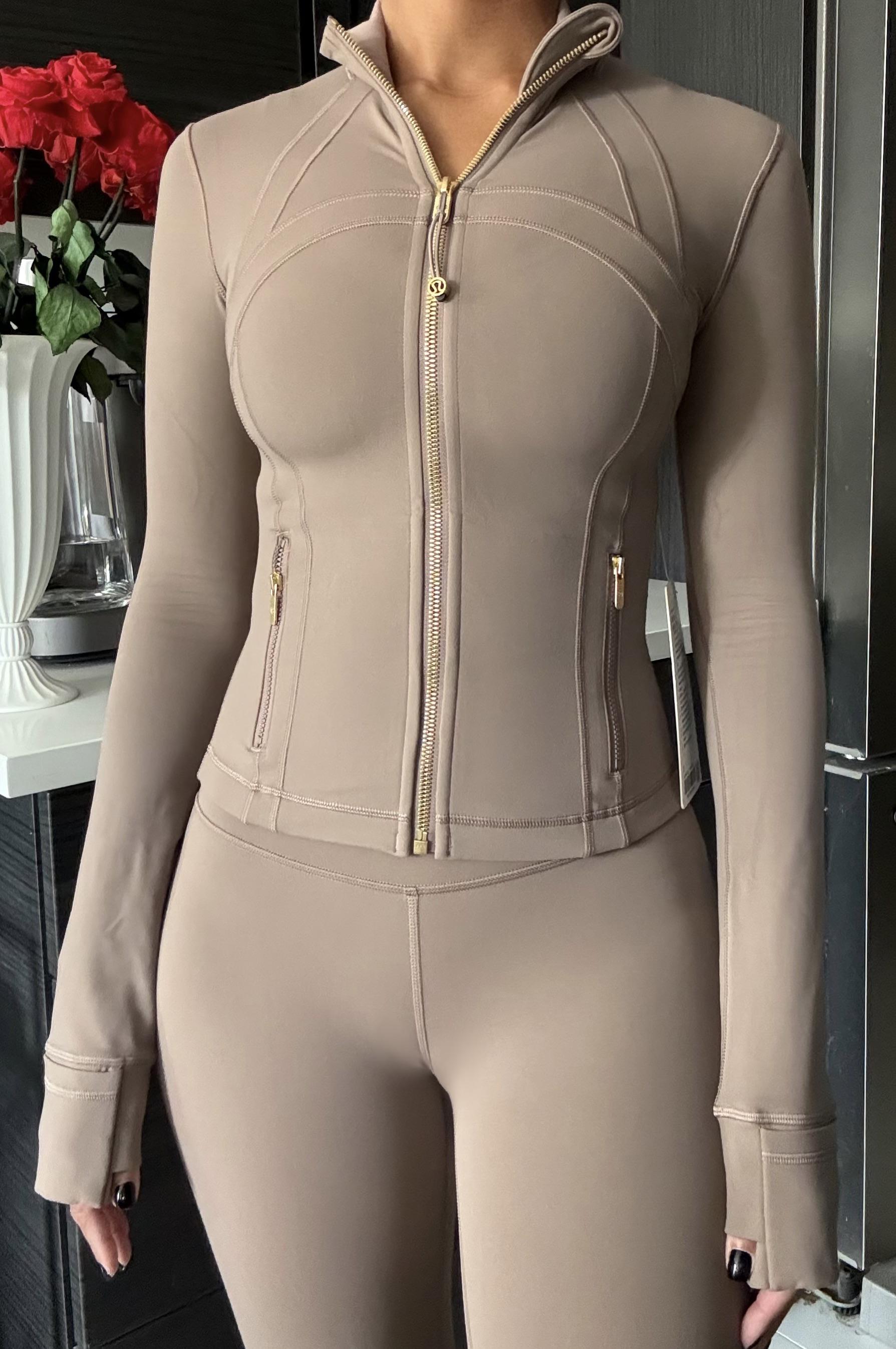 TAUPETASTICのクロップドNULUディファインジャケット、ゴールドHW付き