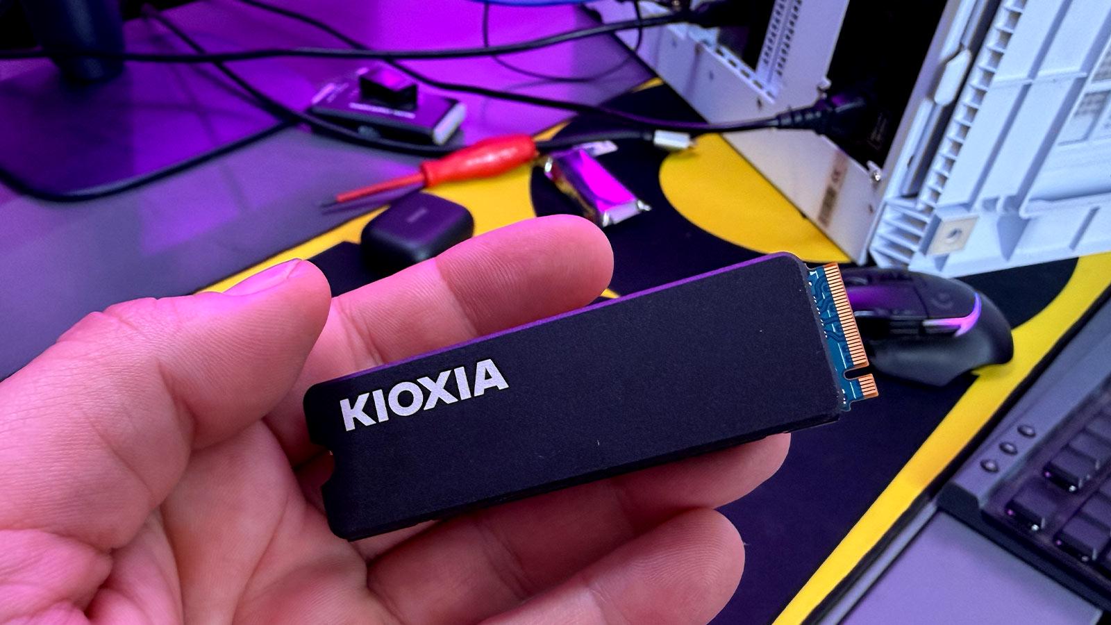 Kioxia Exceria 1TB NVMe with Heatsink Review: Fast, Matt black