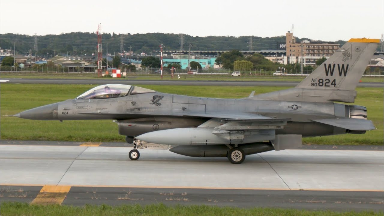 アメリカ空軍三沢基地所属の戦闘機F16ファイティングファルコン4機が