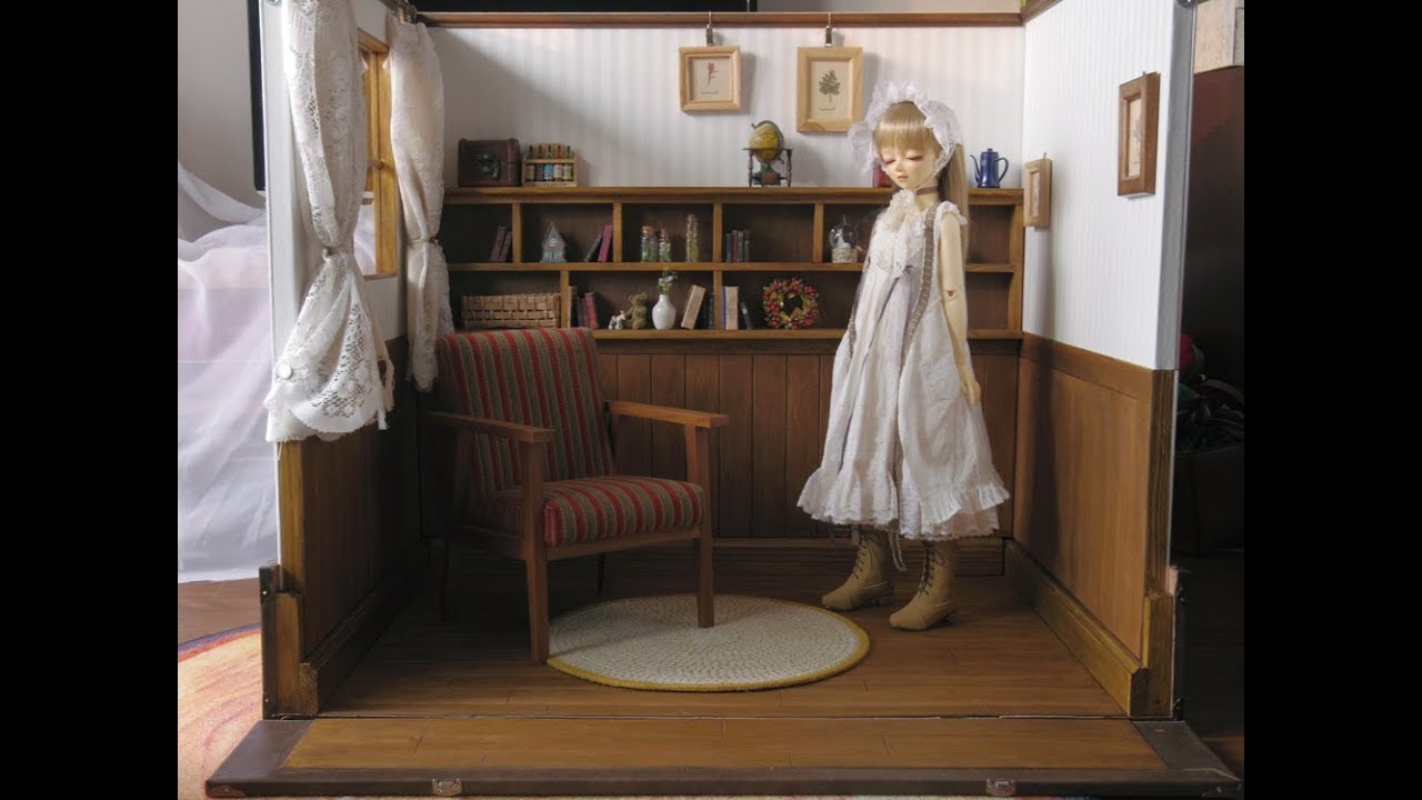 トランク型ドールハウス ヤフオクに出品します - この子と椅子。