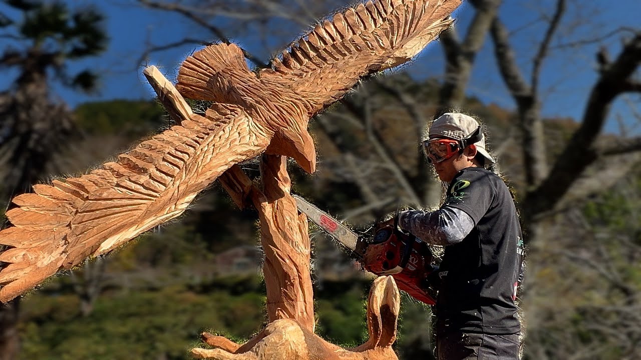 Giant sculpture with a chainsaw - YouTube