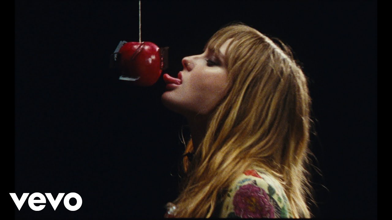 Måneskin - I WANNA BE YOUR SLAVE (Official Video) - YouTube