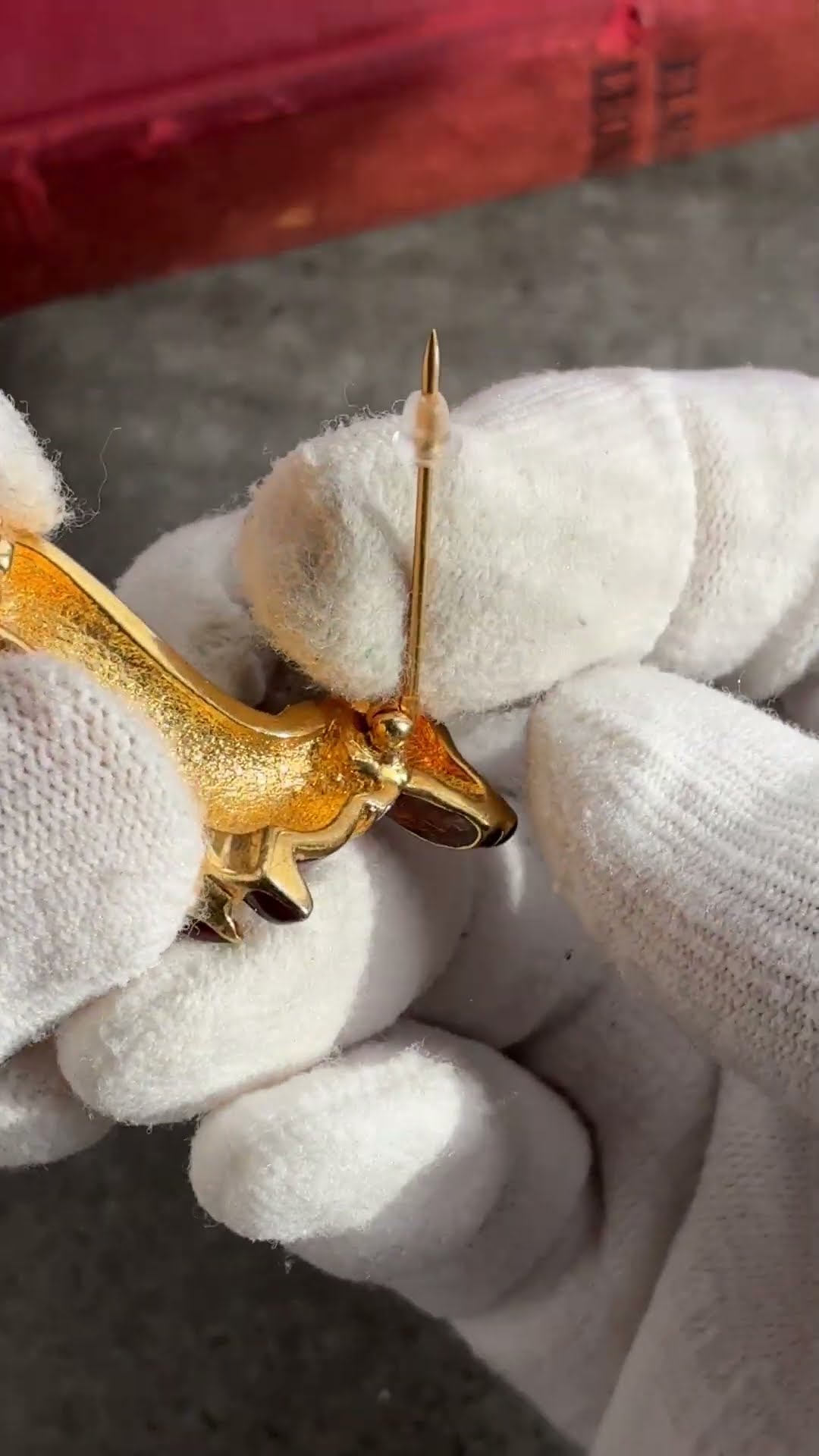 英国ヴィンテージ ダックスフントのエナメルブローチ 琥珀色の光を纏う