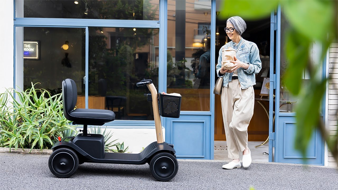 歩道を走れるスクーター、WHILL Model S のある生活 - YouTube