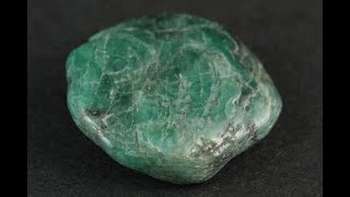 エメラルド(翠玉) 原石 磨き 9.0g｜天然石 原石 通販のキラリ石