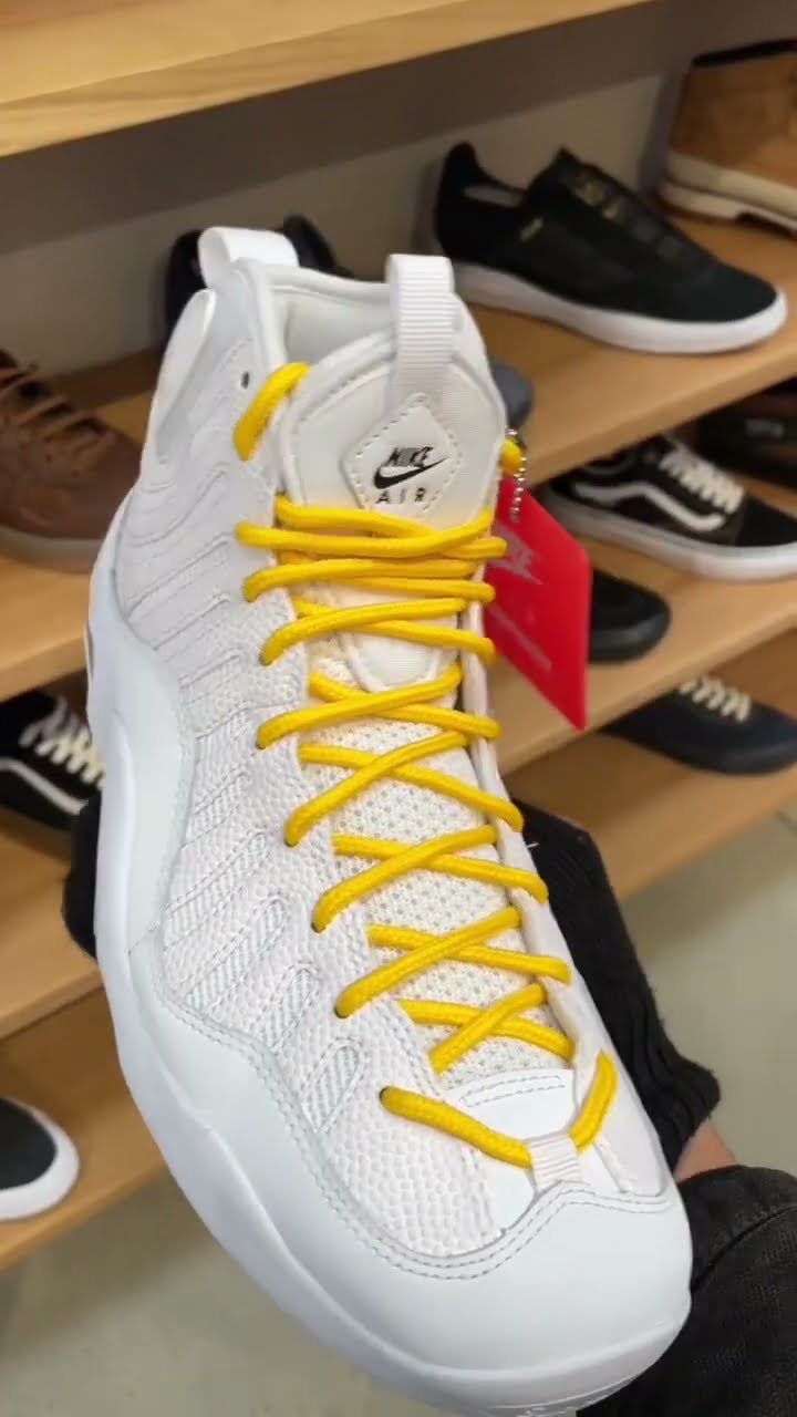 Trying on the Supreme Nike Air Bakin #supreme - YouTube