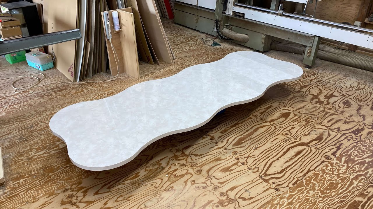 なみなみした不思議な形のダイニングテーブル天板【鏡面大理石柄