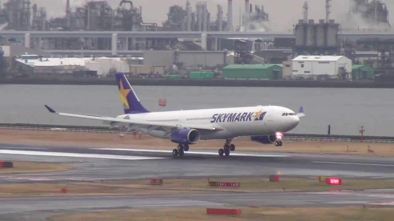 スカイマークA330、1号機が日本へ!! 羽田RW34L着陸 2014/03/02 - YouTube