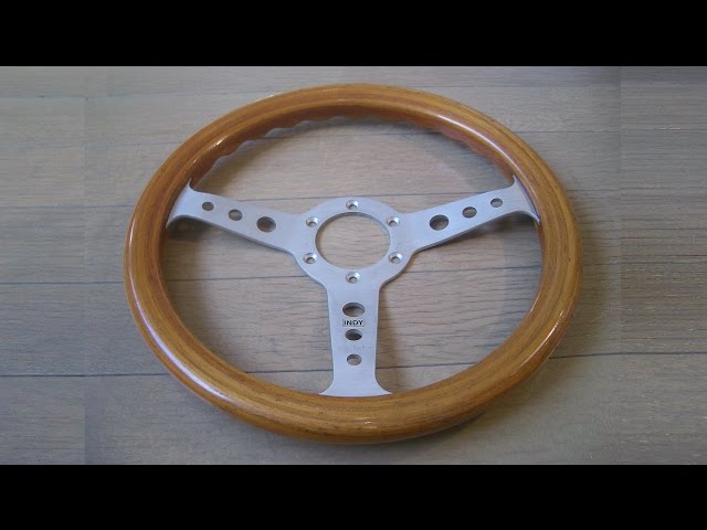 MOMO「 INDY・インディ・32φ 」モモステアリング 自動車用ハンドル