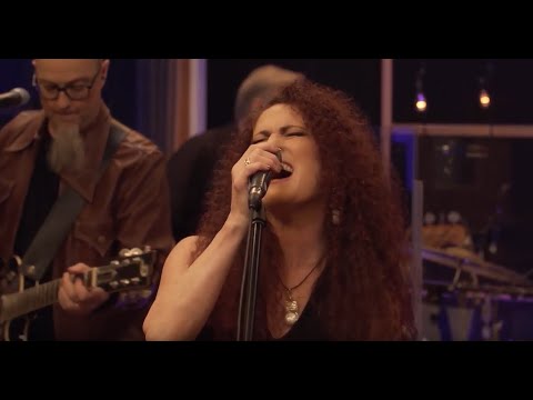 Darby Mills Performs 'Don't It Make You Feel' in Episode 3 Season