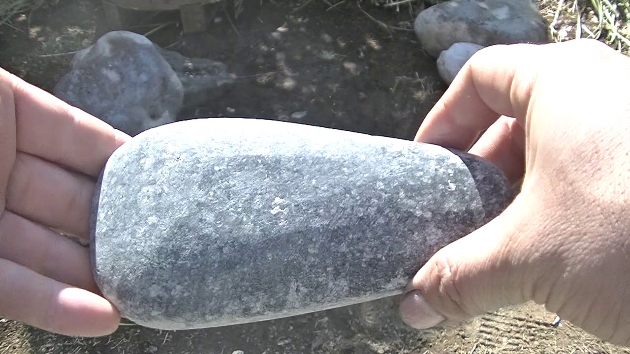 石と木でゼロから磨製石斧を作る - YouTube