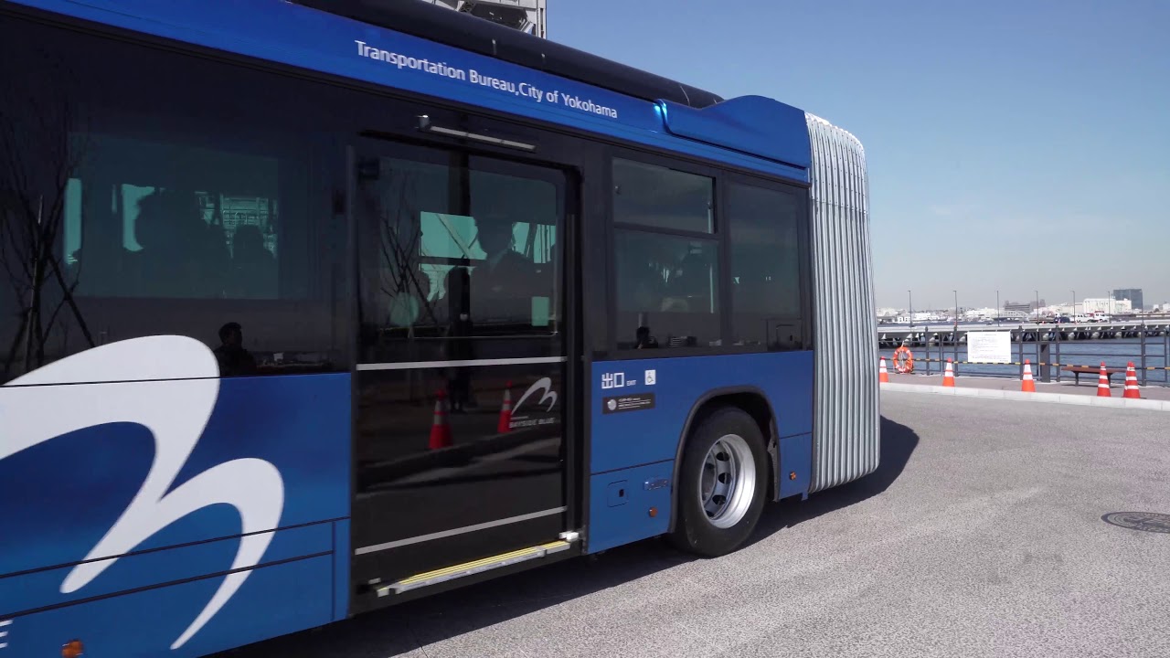 国産初のハイブリッド連節バス「BAYSIDE BLUE」が横浜でデビュー