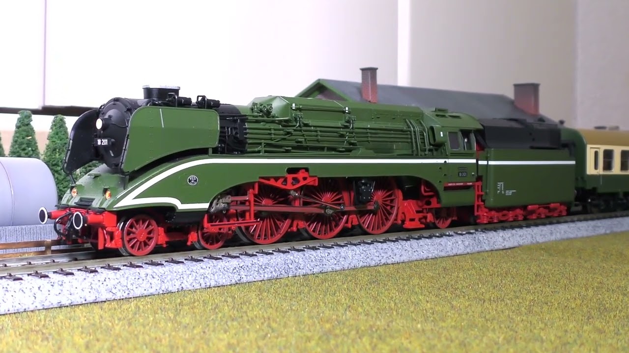 ROCO 63201 DR BR 18 201 ESU Loksound V5 (2) - YouTube