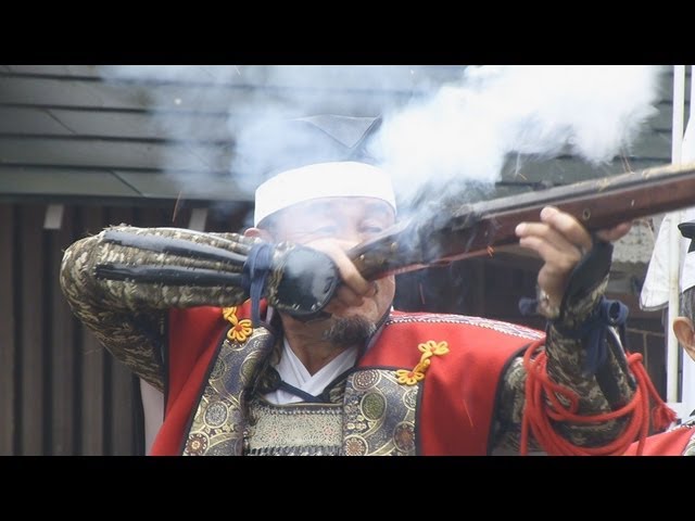 ごう音響く 水戸藩鉄砲隊が演武 - YouTube