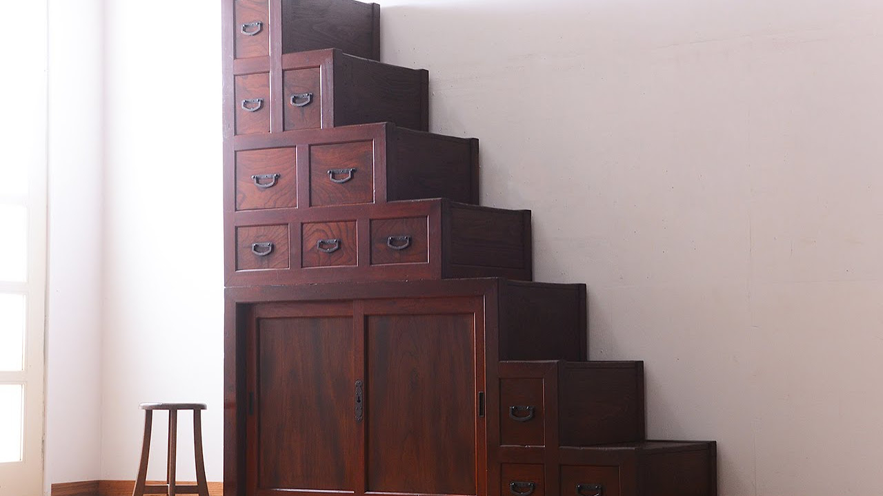 箪笥文化の粋が込められた 「ケヤキ材の階段箪笥」 - YouTube