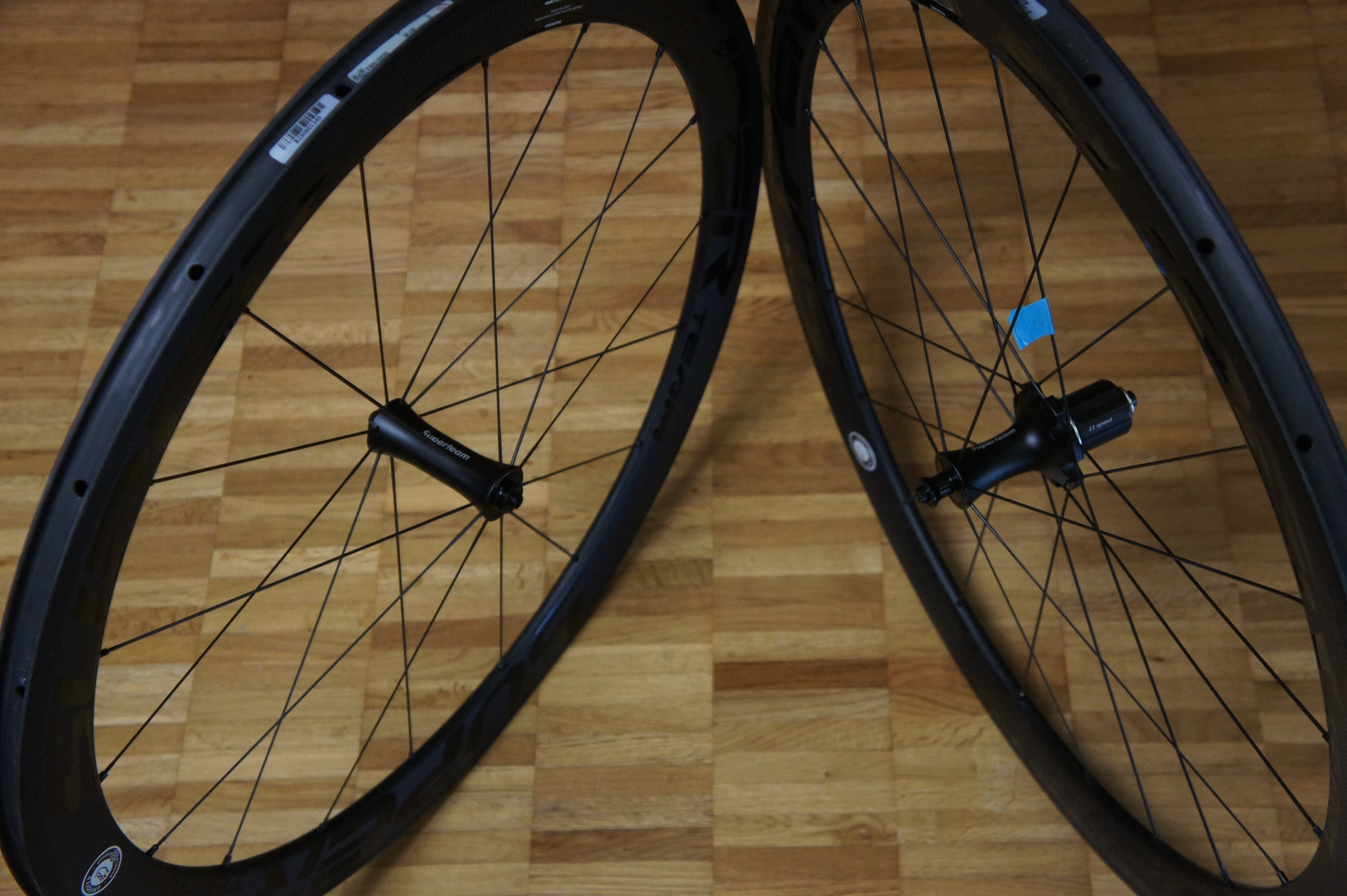 スーパーチーム・ホイール改良 50mm高23mm幅カーボンホイール – 手