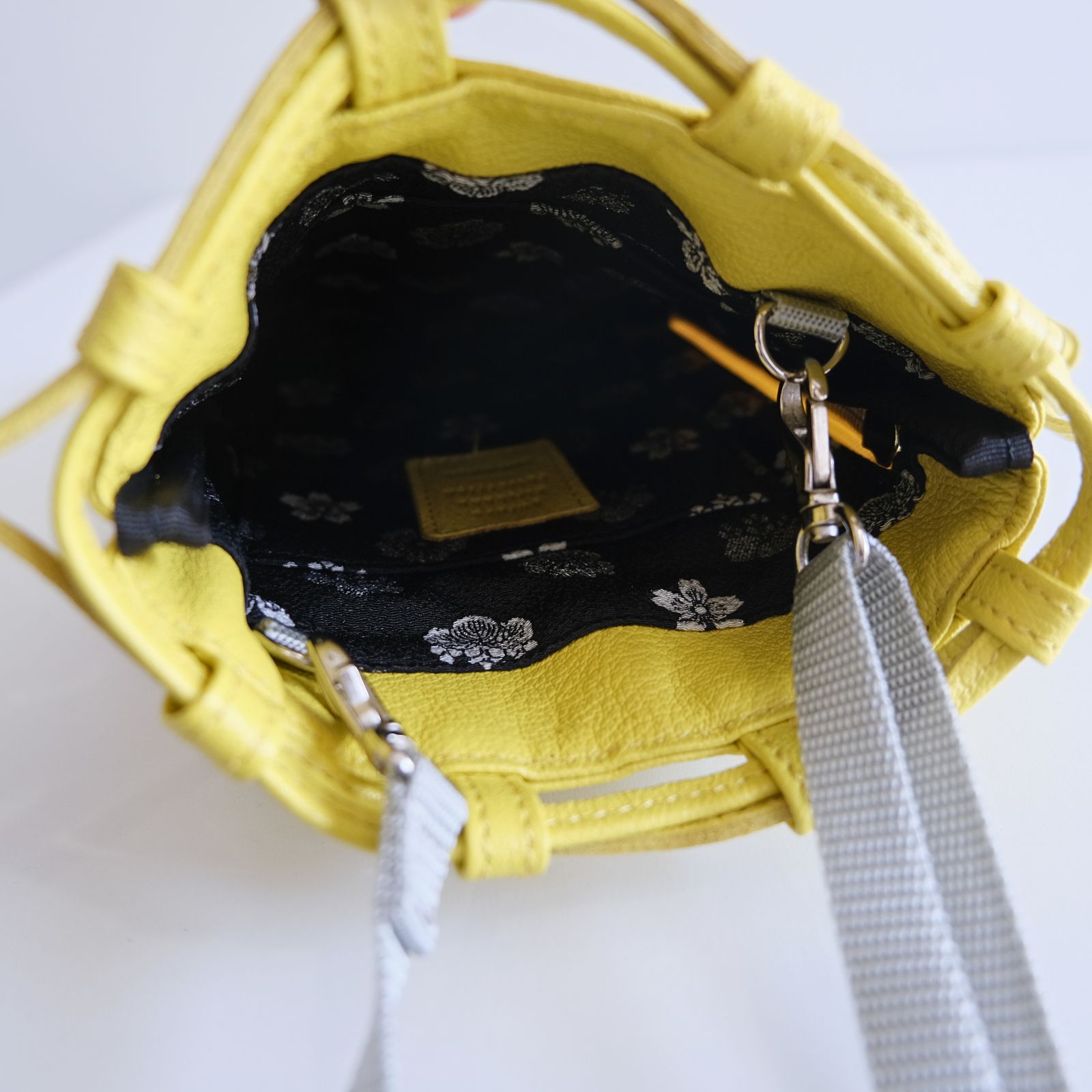 yorozu - レイノ角字巾着 25 / レザー / 巾着 / バッグ / イエロー | iko