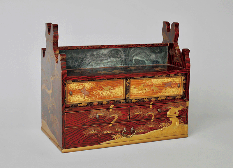 蓬莱山図蒔絵小箪笥付三本掛刀掛Sword Rack with crane and lucky