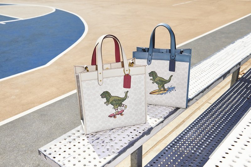 コーチ』日本限定コレクションはキュートな恐竜！ 新作バッグや財布が
